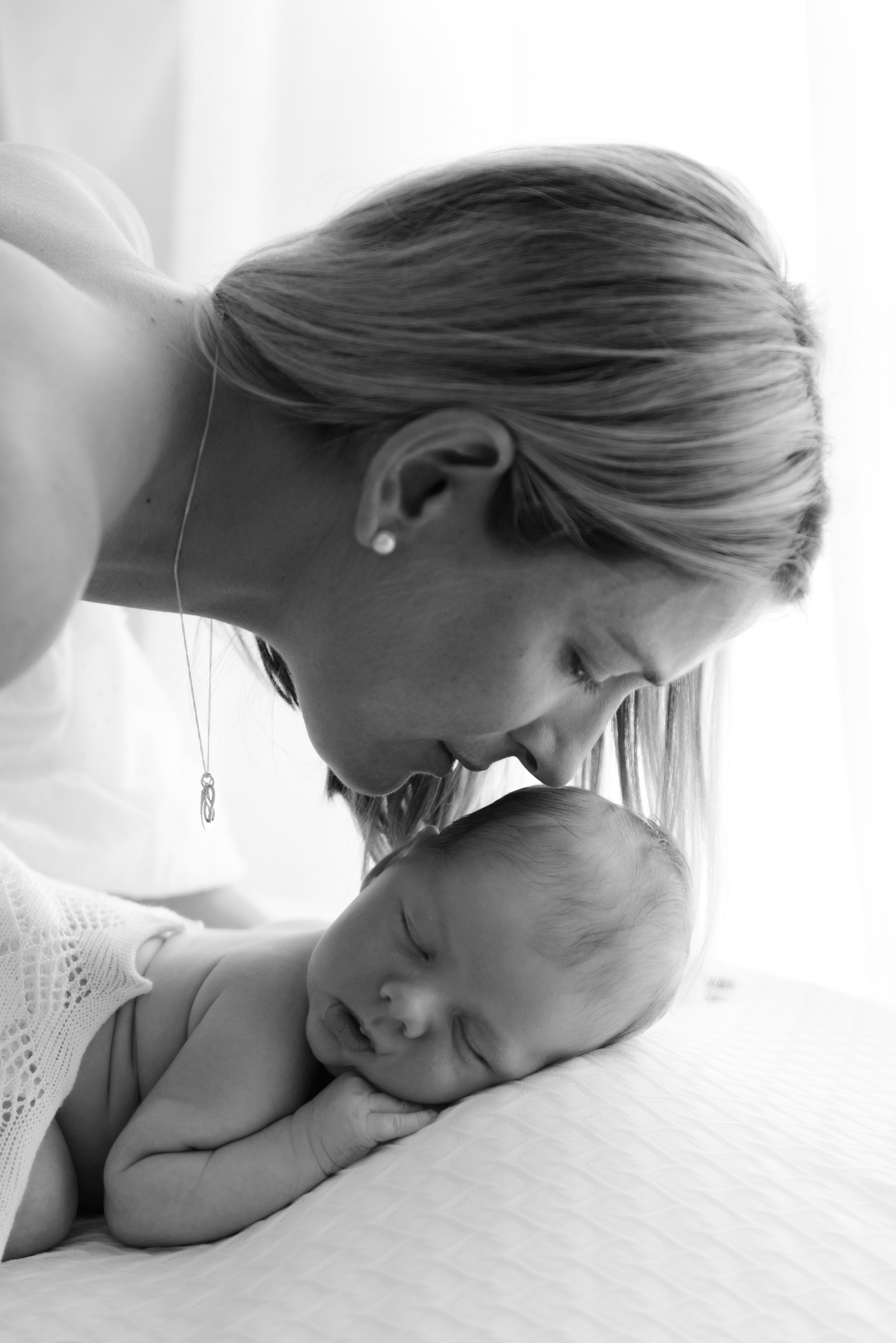 Favourite Mum Poses for Newborn sessions with Bree Hulme Photography Sydney northern beaches and north shore newborn photographer